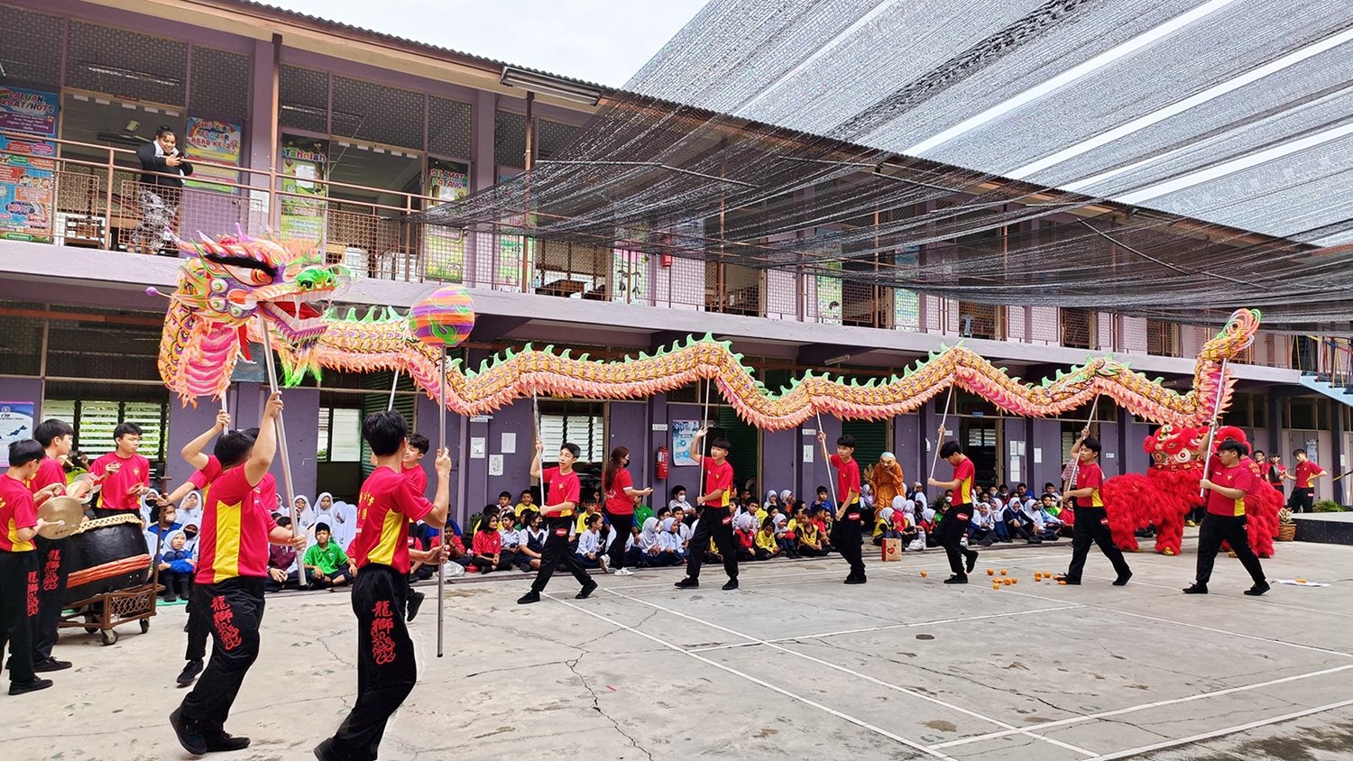 跨族群交流巴生光华独中龙狮队到国小表演