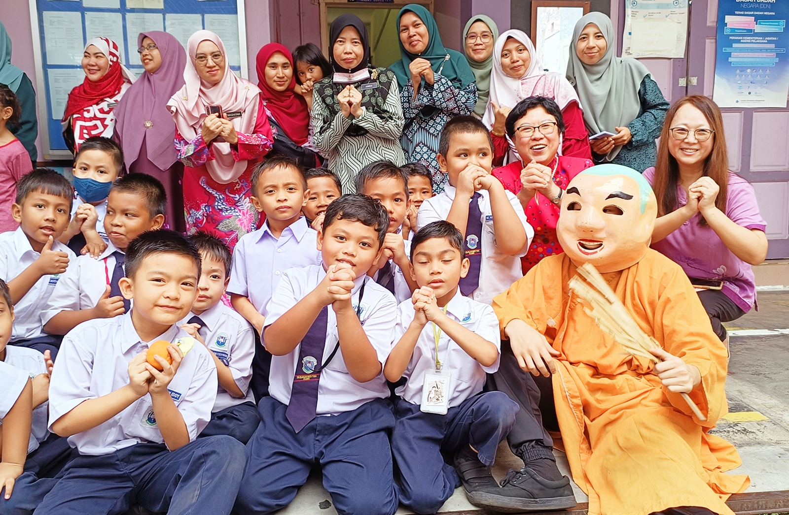 跨族群交流巴生光华独中龙狮队到国小表演