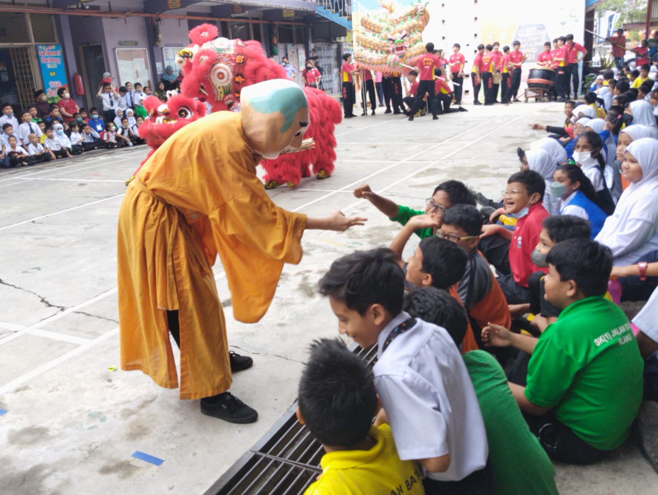 跨族群交流巴生光华独中龙狮队到国小表演