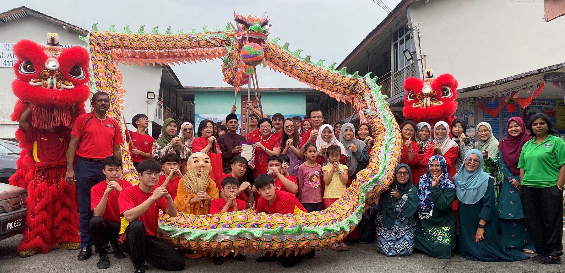 跨族群交流巴生光华独中龙狮队到国小表演