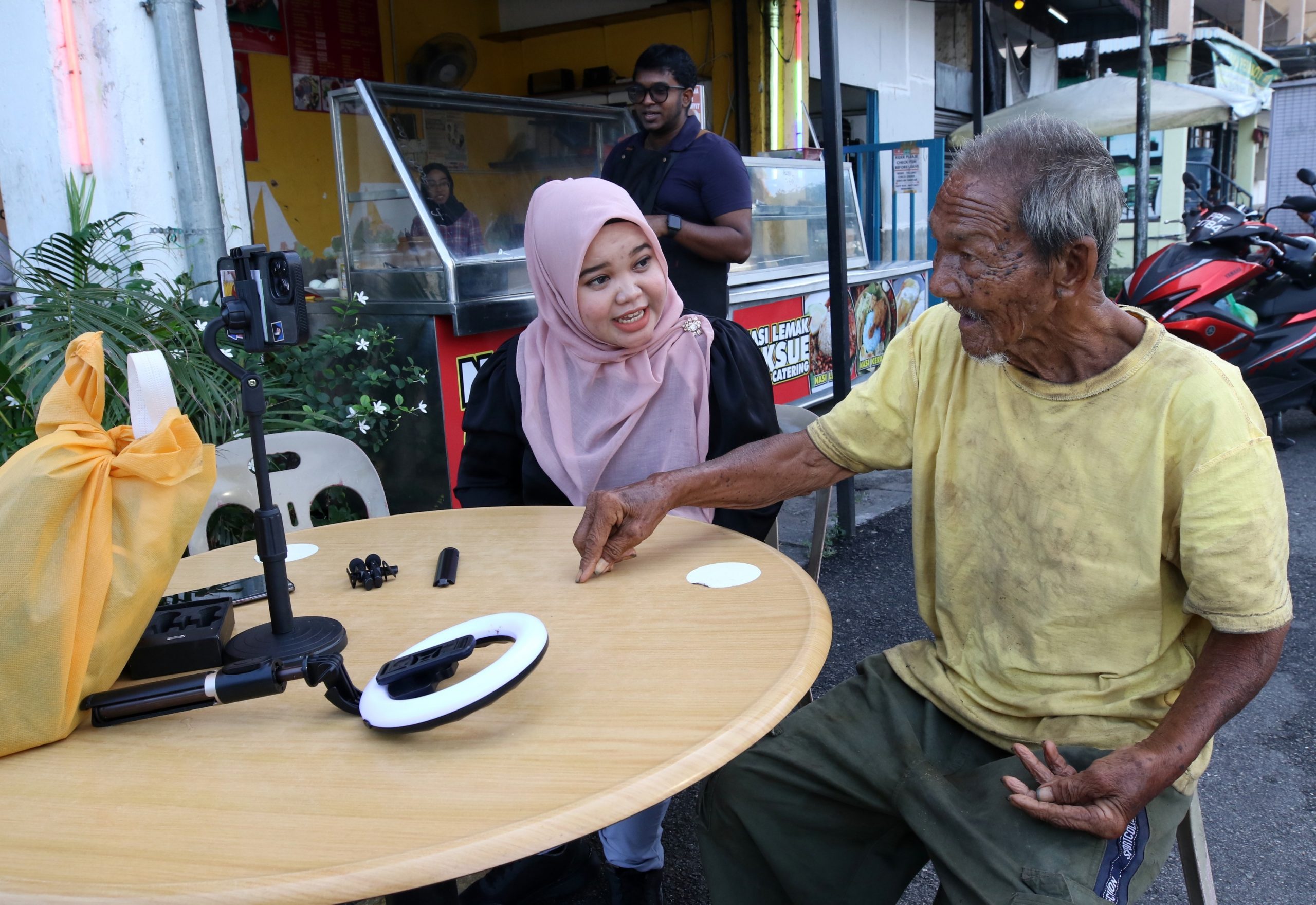 椰浆饭马来女小贩帮华裔老伯买新脚车