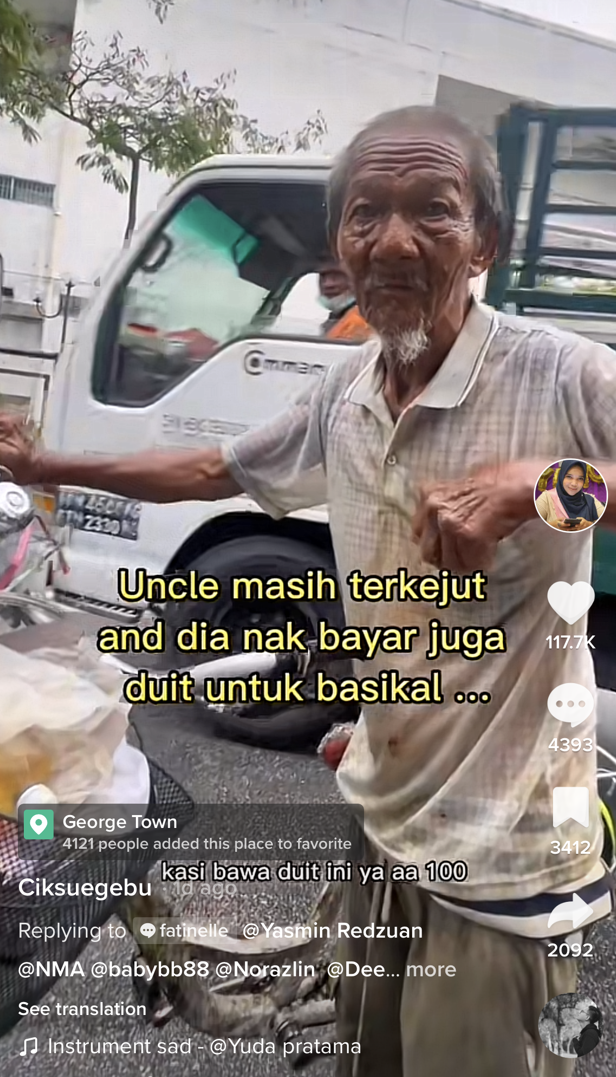 椰浆饭马来女小贩帮华裔老伯买新脚车