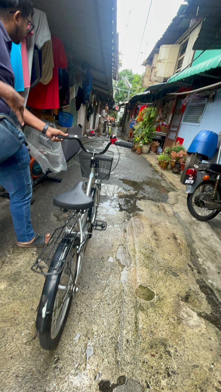 椰浆饭马来女小贩帮华裔老伯买新脚车