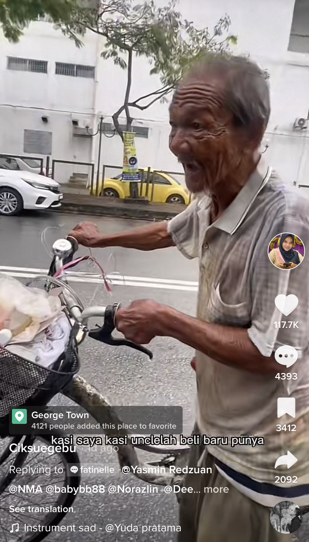 椰浆饭马来女小贩帮华裔老伯买新脚车