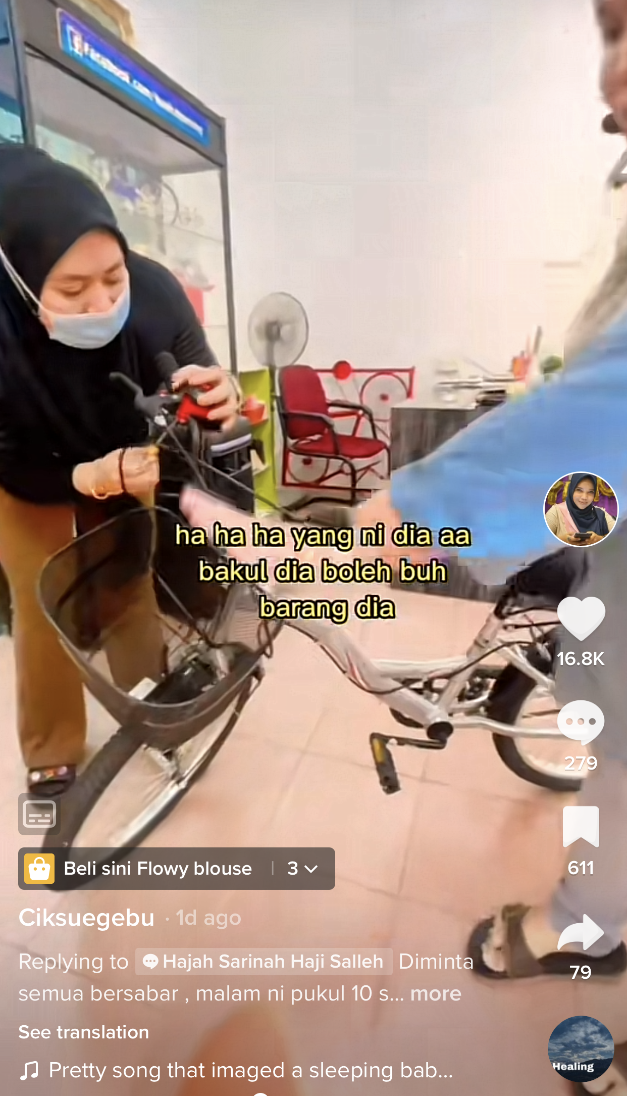 椰浆饭马来女小贩帮华裔老伯买新脚车