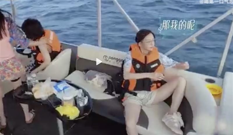 于文文录节目坐姿太豪迈   制作组忙打马赛克