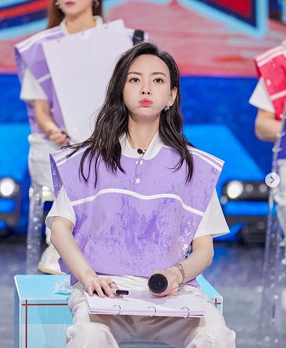 于文文录节目坐姿太豪迈   制作组忙打马赛克