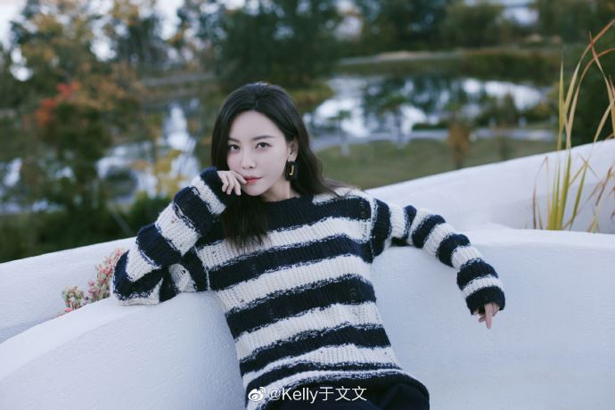 于文文录节目坐姿太豪迈   制作组忙打马赛克