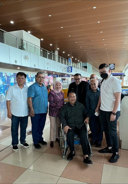 亚历山大要动膝盖手术