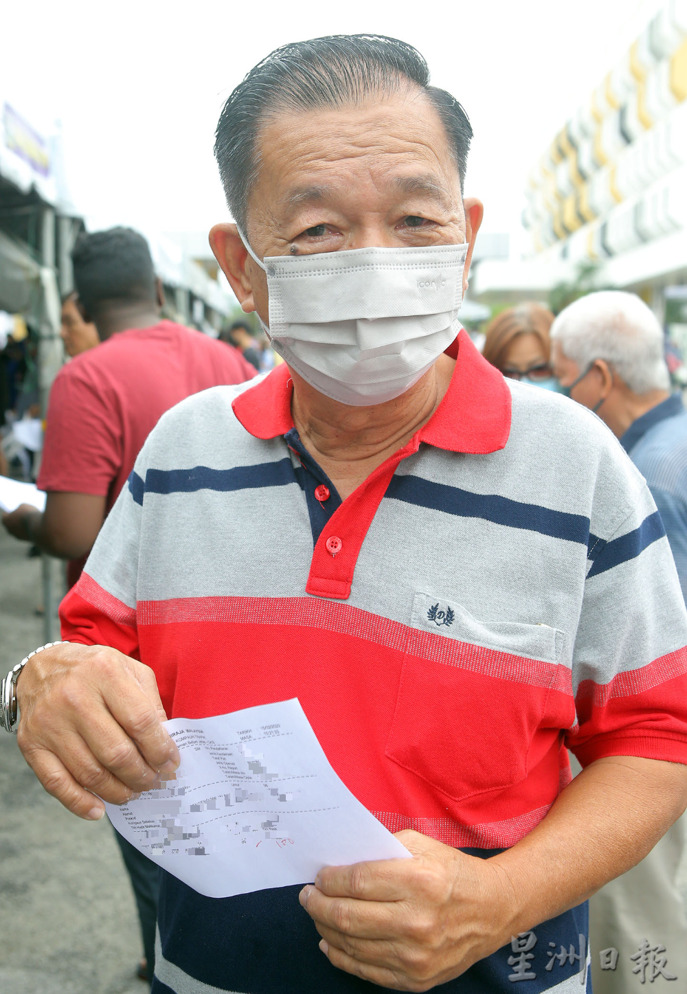 交警50%罚单折扣吸引人 大排长龙检查缴付罚款