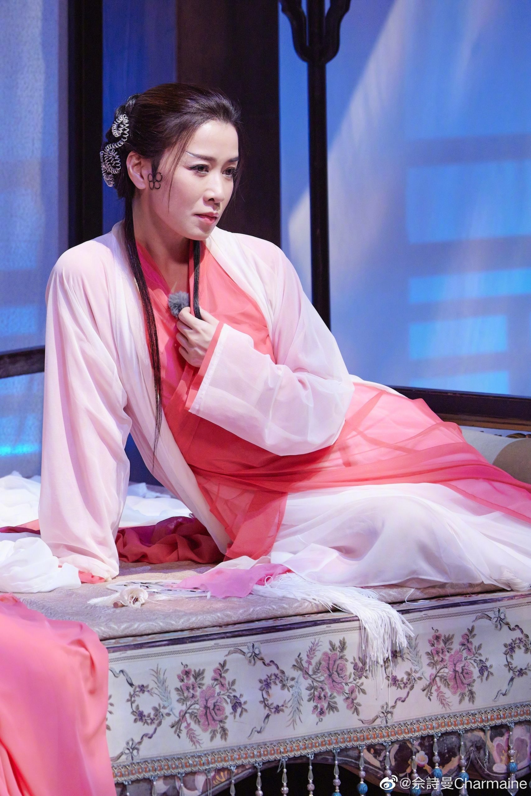 佘诗曼扭水蛇腰演白蛇 厮磨小青太诱惑