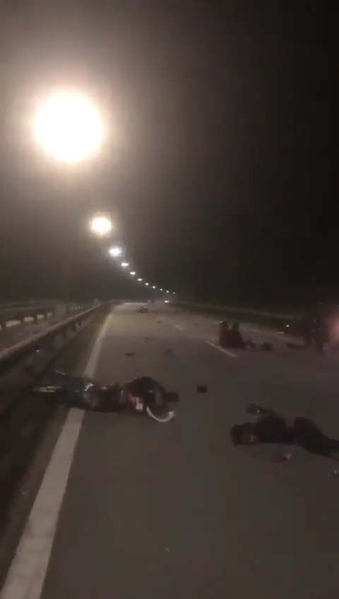 7巫裔少年大道群聚骑摩托,不料引发7车连环撞导致1死6伤