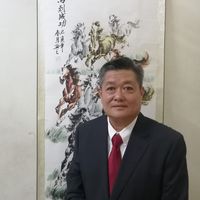 供星洲网:停车误踩油门酿意外,轿车猛撞分界堤“叠”在对面车辆上