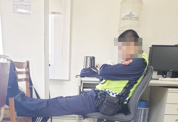 保安小队长配枪睡觉 台航警局调职严惩