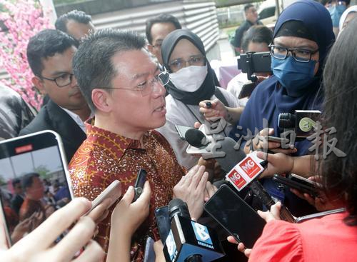 倪可敏：合法化引进烟花爆竹 料可增数亿税收