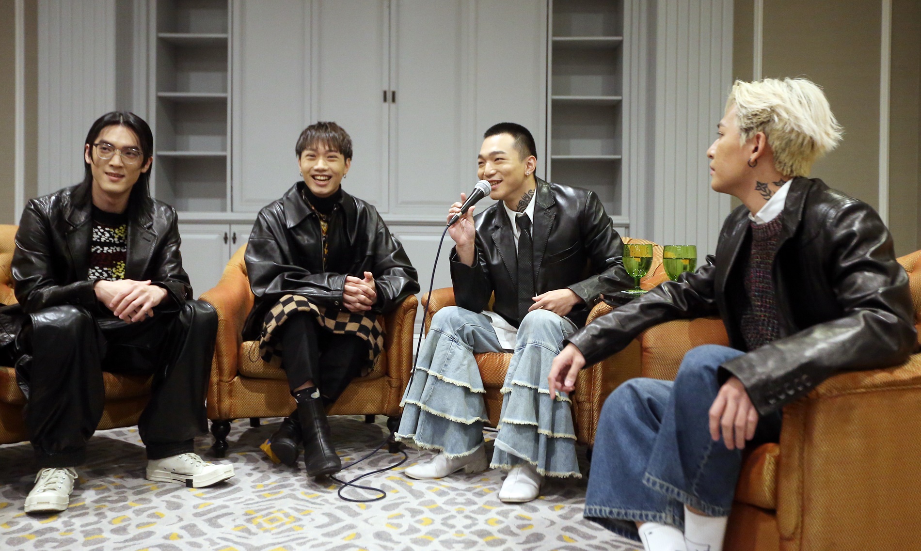 傻子与白痴酿解散? 打趣跳槽五月天告五人