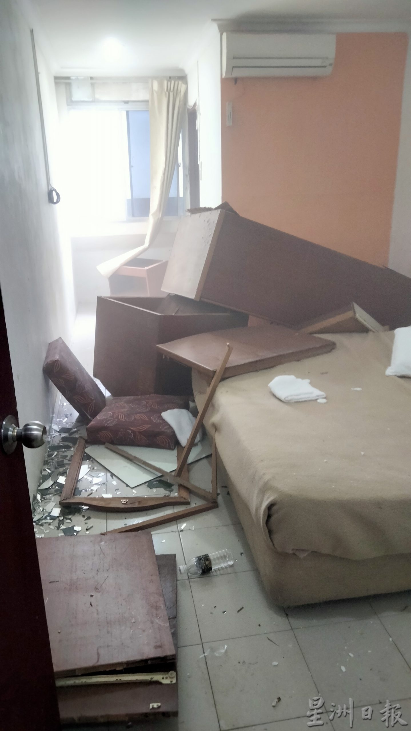 入住旅馆一晚华男发狂,毁客房、砸玻璃门,喷灭火器