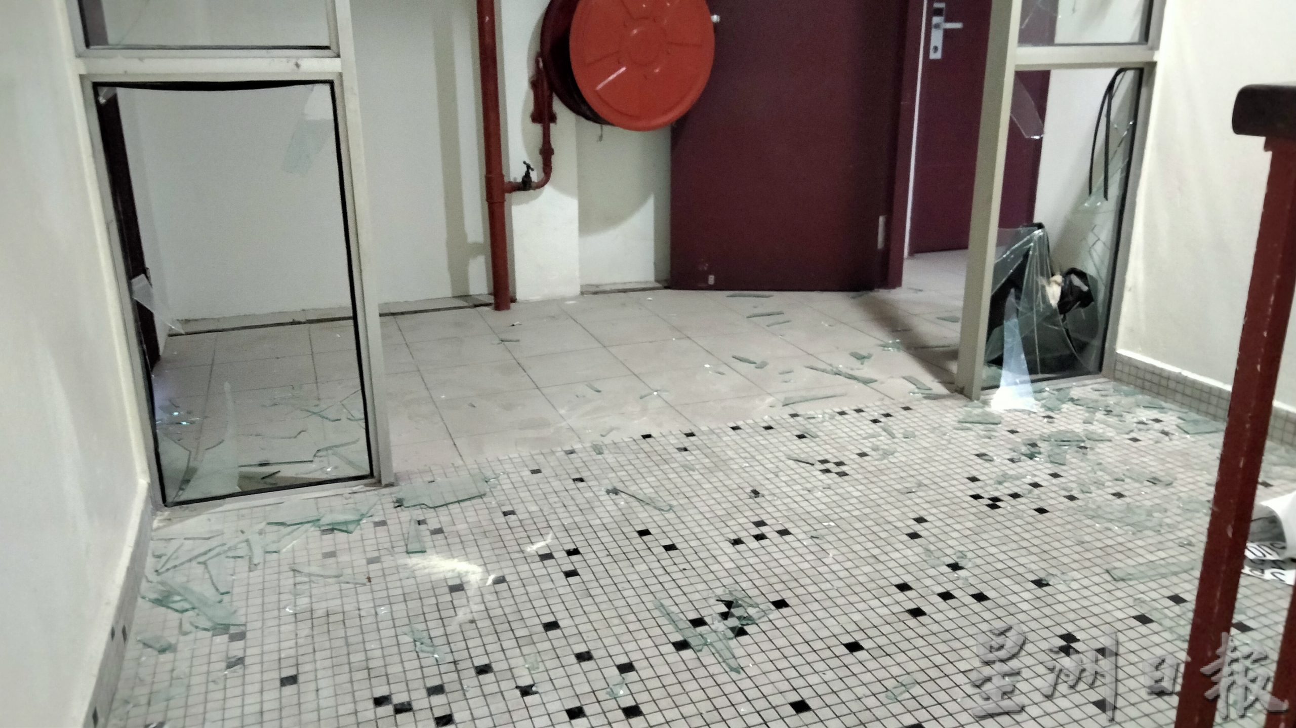 入住旅馆一晚华男发狂,毁客房、砸玻璃门,喷灭火器