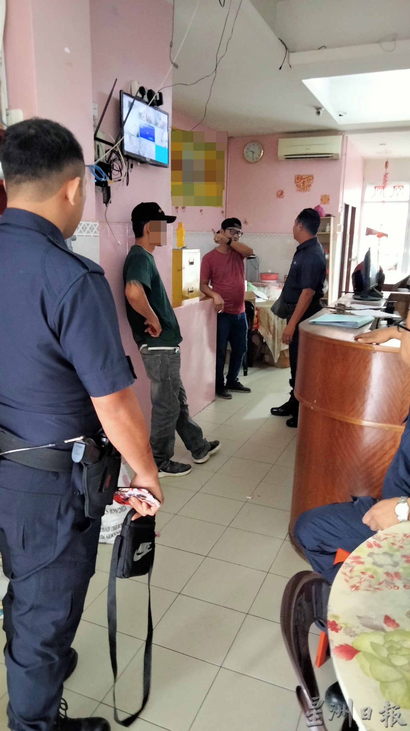 入住旅馆一晚华男发狂,毁客房、砸玻璃门,喷灭火器