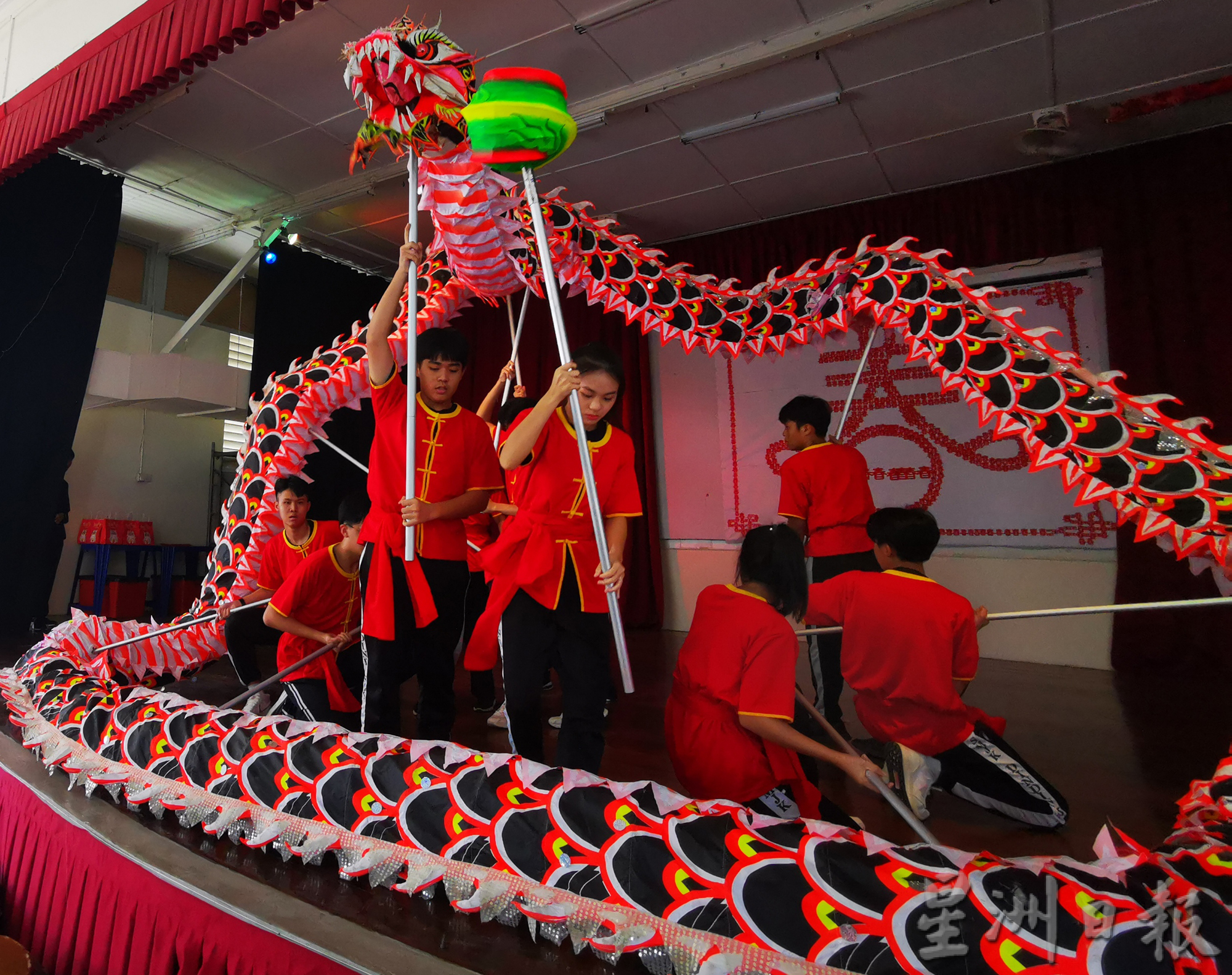 华巫印师生同唱新年歌 同跳新春舞蹈