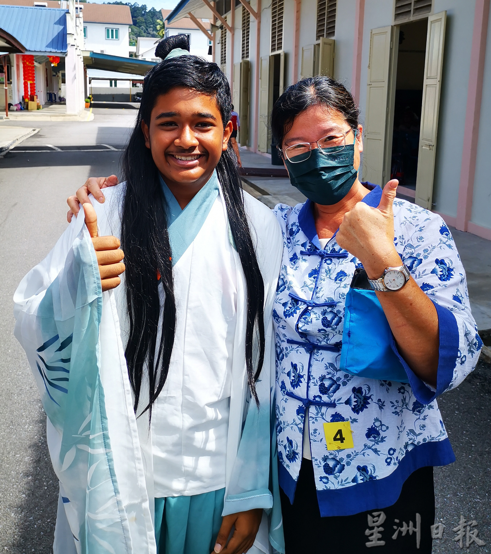 华巫印师生同唱新年歌 同跳新春舞蹈