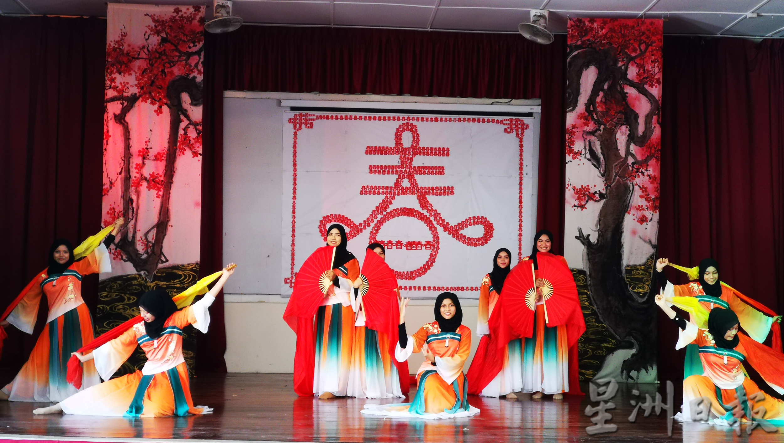 华巫印师生同唱新年歌 同跳新春舞蹈