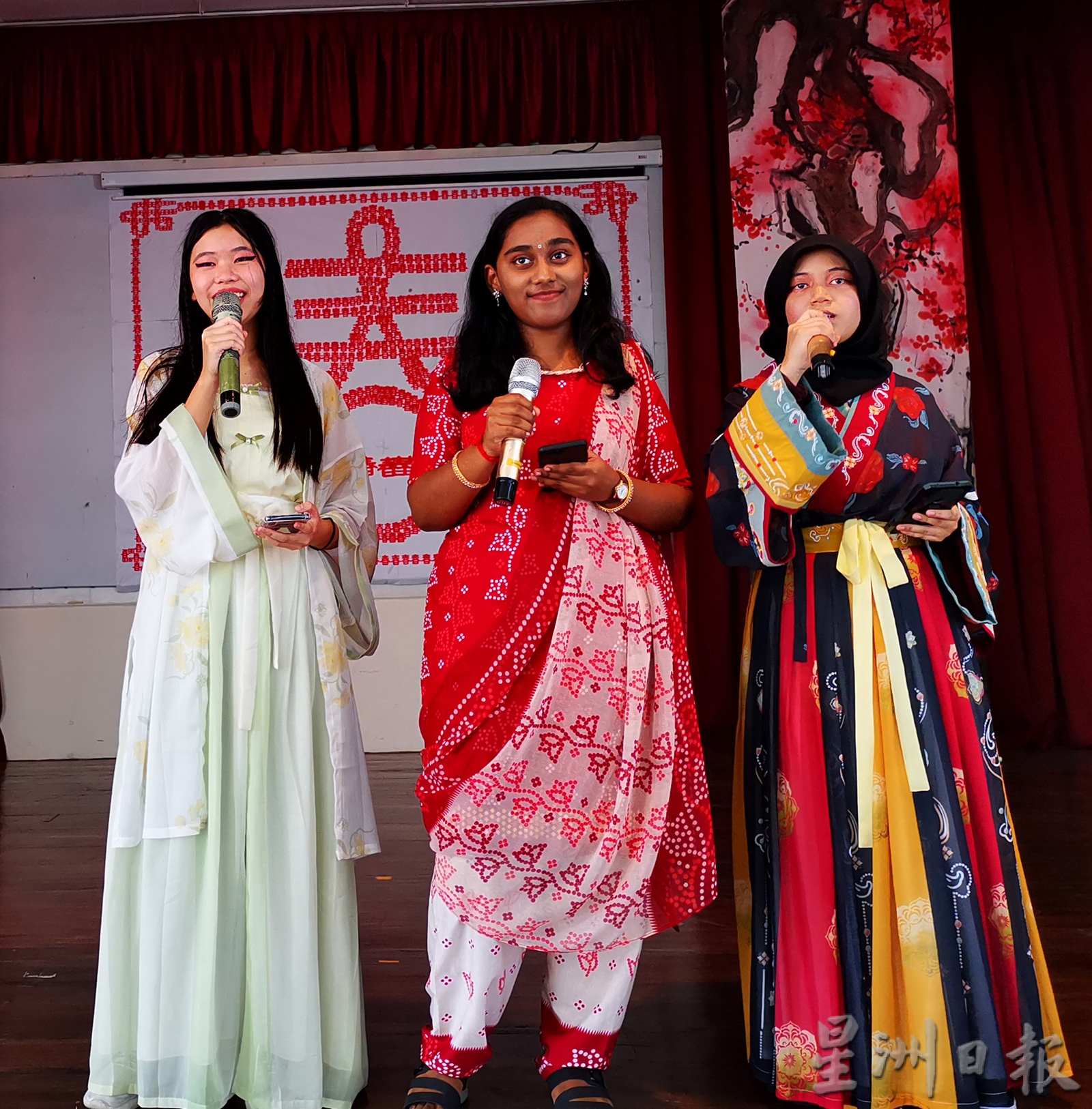 华巫印师生同唱新年歌 同跳新春舞蹈