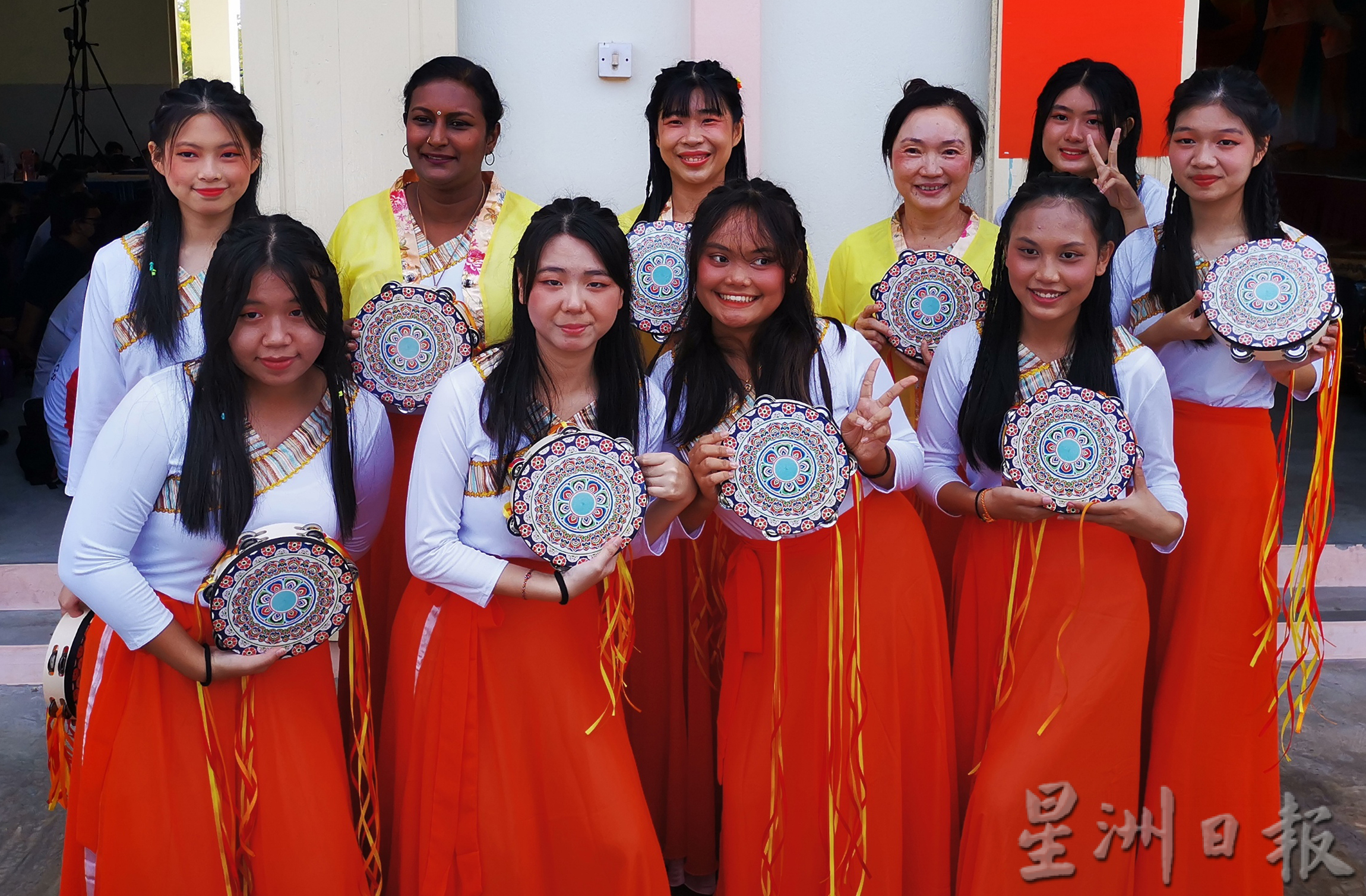 华巫印师生同唱新年歌 同跳新春舞蹈