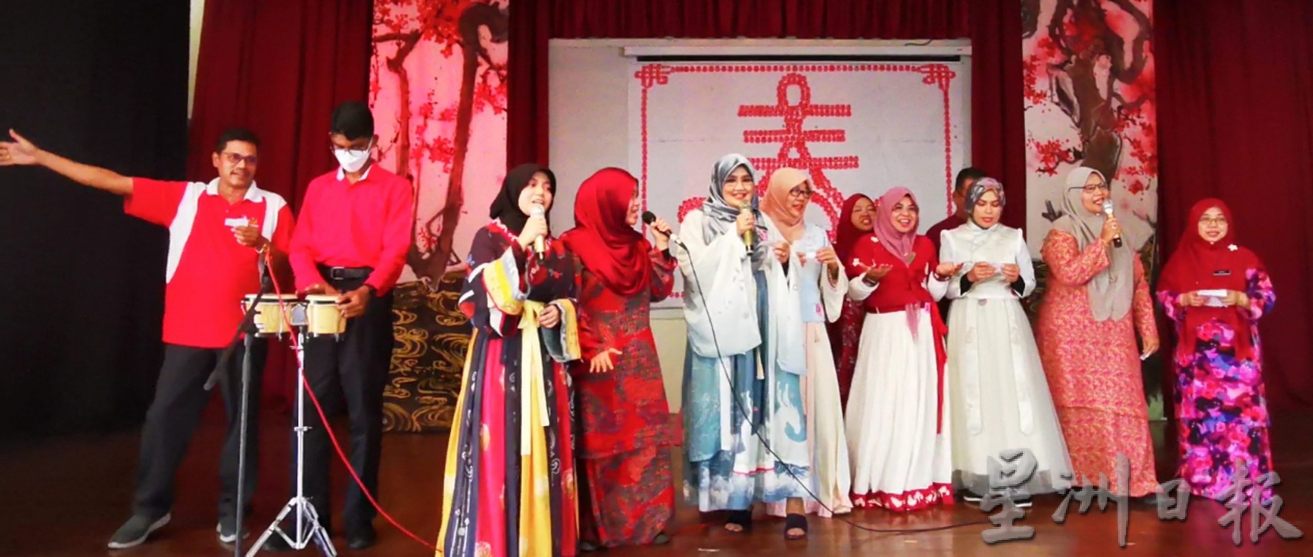 华巫印师生同唱新年歌 同跳新春舞蹈