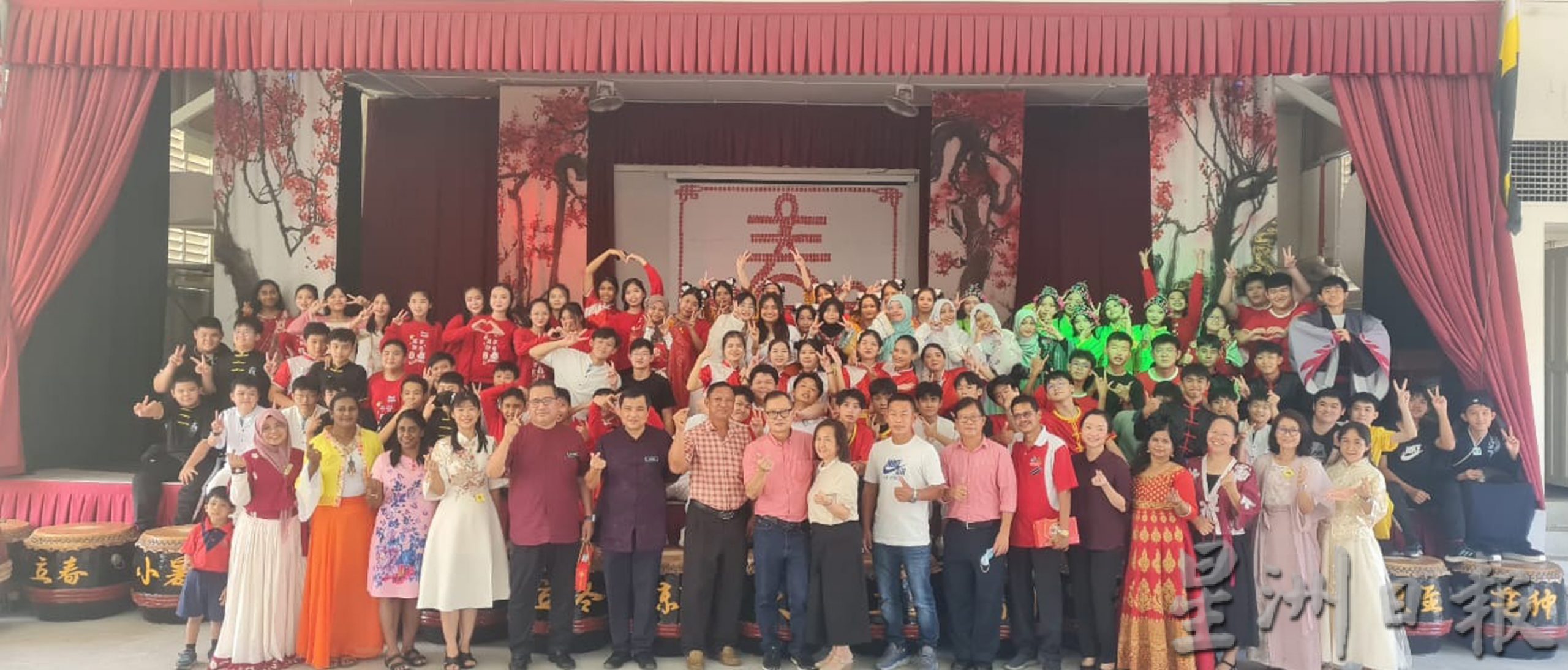 华巫印师生同唱新年歌 同跳新春舞蹈