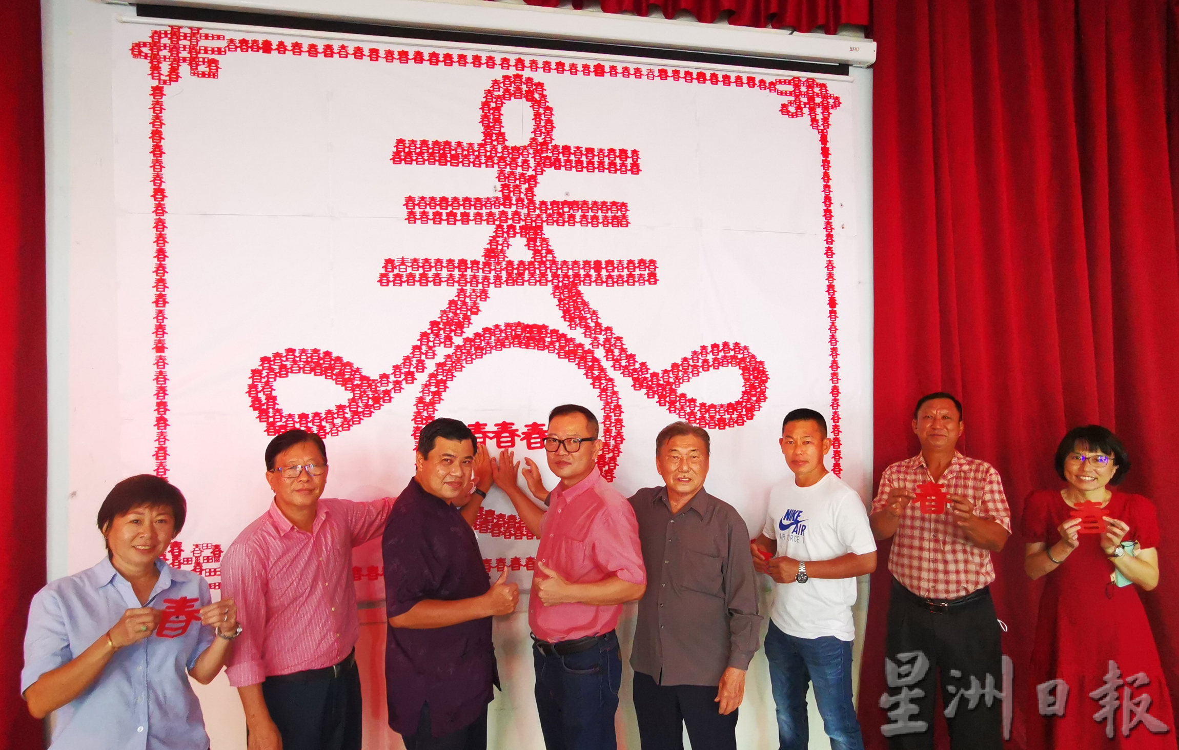 华巫印师生同唱新年歌 同跳新春舞蹈