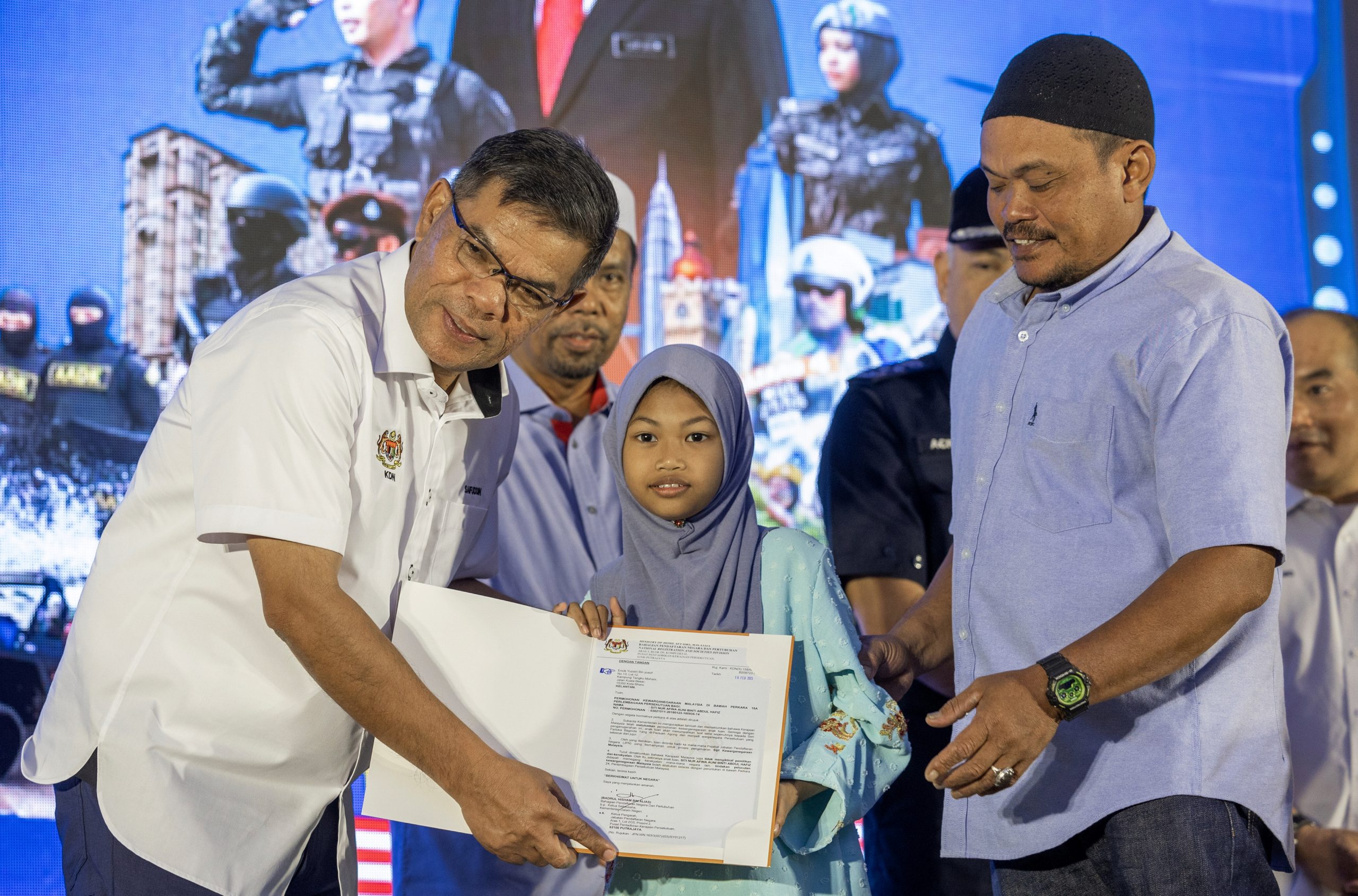 全国:内政部长拿督斯里赛夫丁表示,有关大马籍妇女与外籍丈夫在海外出生的孩子可获得公民权的修宪,将对解决相关的问题,带来很大的转变。