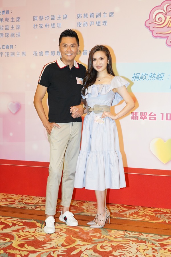 关礼杰获赞像C罗 左拥右抱庆61岁生日