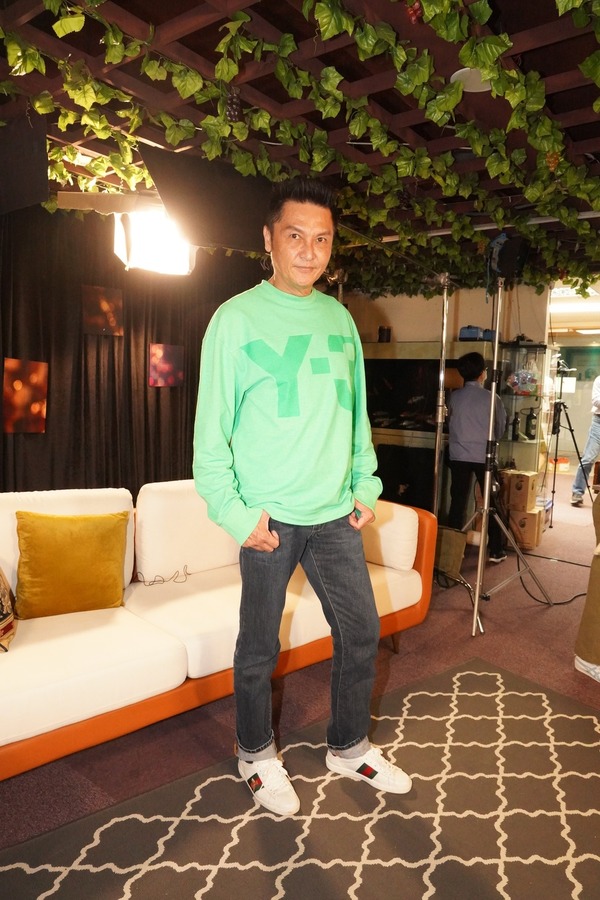 关礼杰获赞像C罗 左拥右抱庆61岁生日