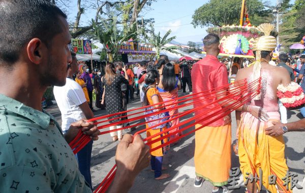 兴都教徒庆大宝森节 6万人涌往昆仑朱罗