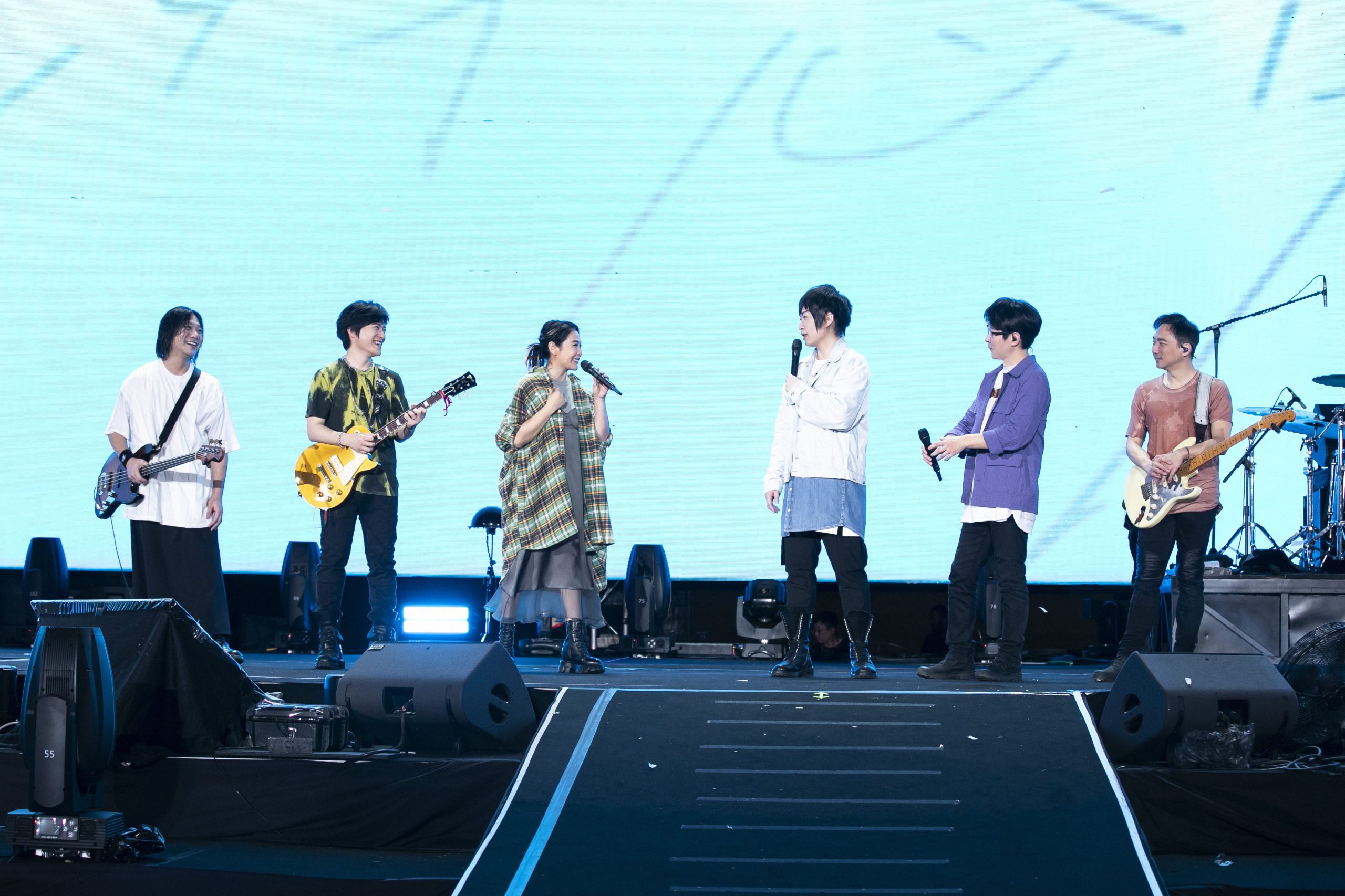 刘若英惊喜化身灯光师 五月天有雨同淋撑伞唱