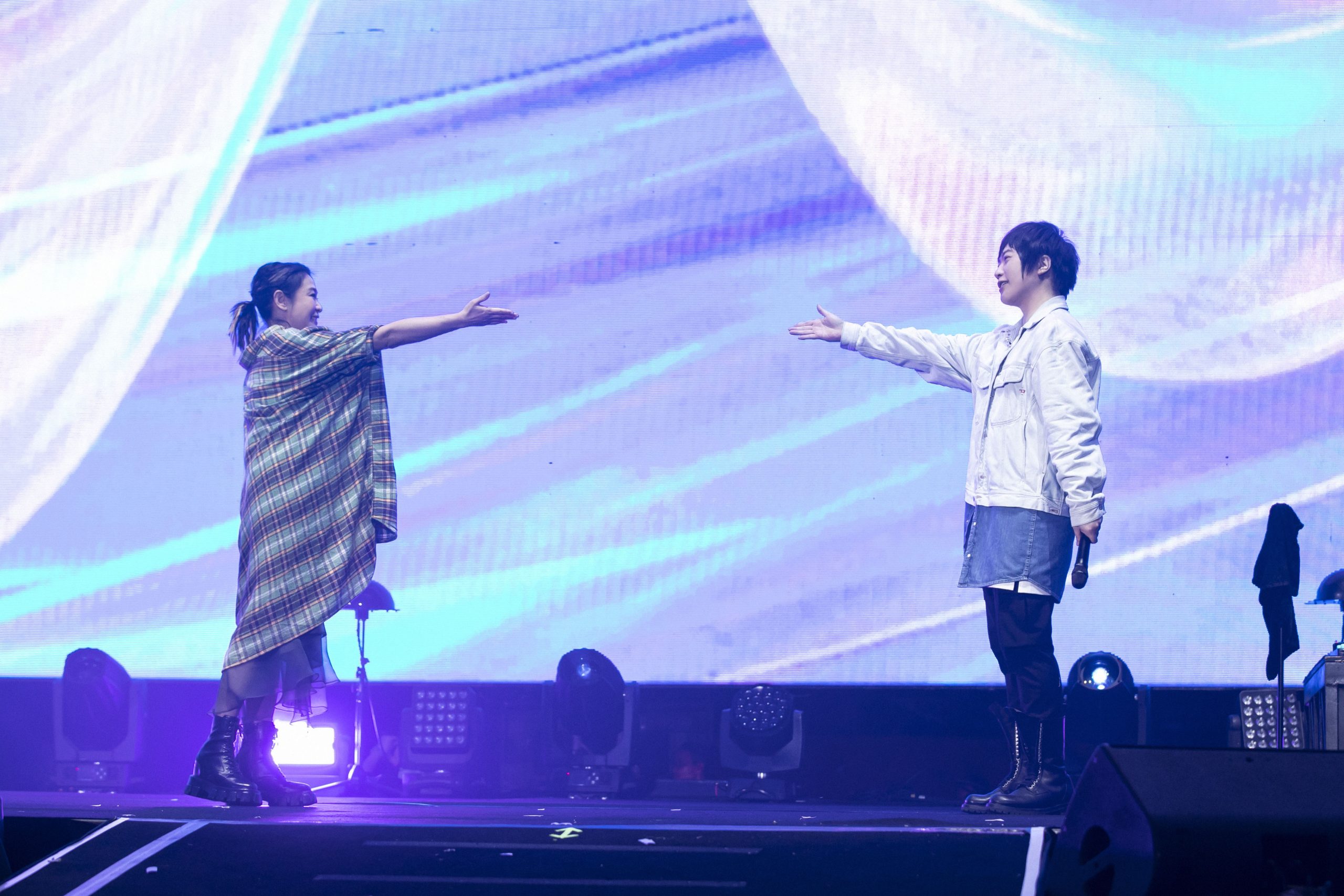 刘若英惊喜化身灯光师 五月天有雨同淋撑伞唱