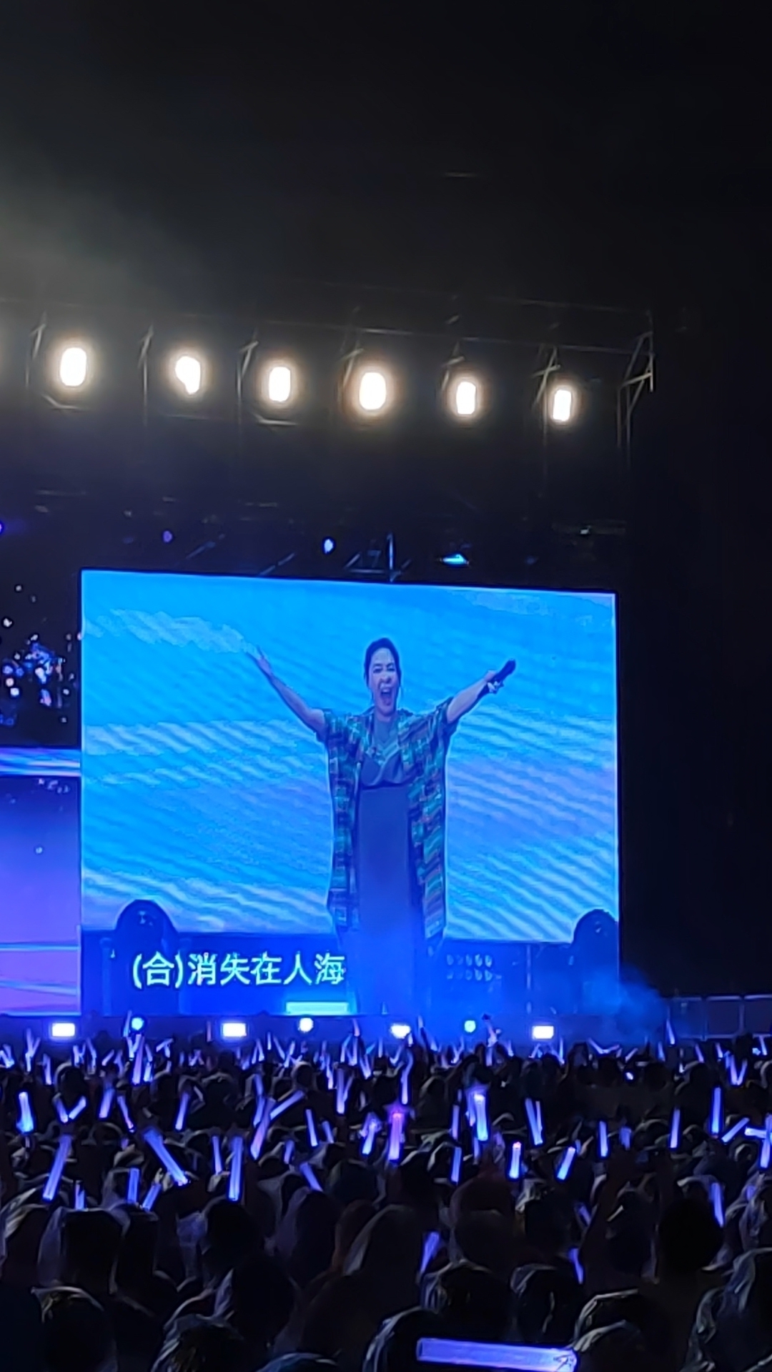 刘若英惊喜化身灯光师 五月天有雨同淋撑伞唱