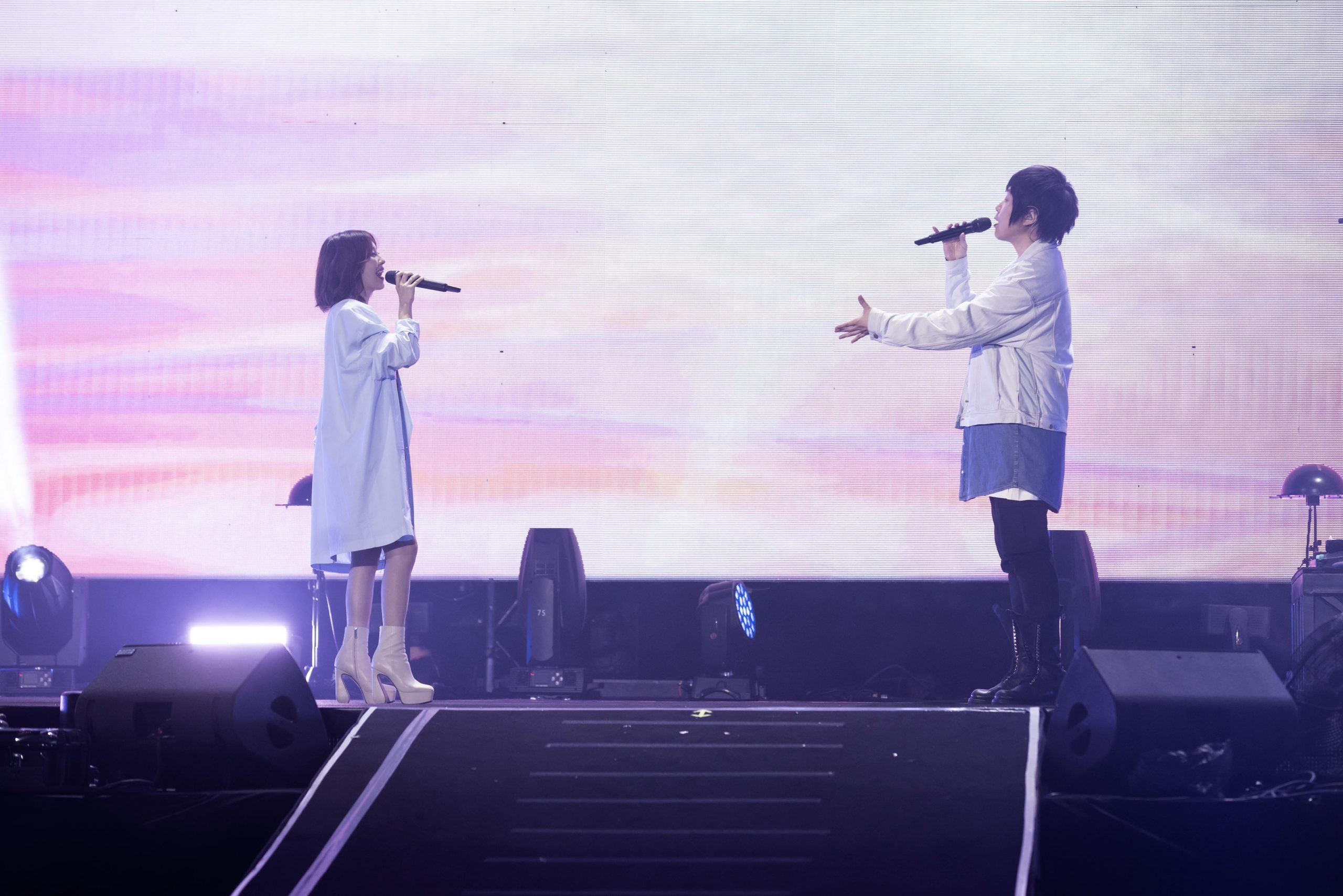 刘若英惊喜化身灯光师 五月天有雨同淋撑伞唱