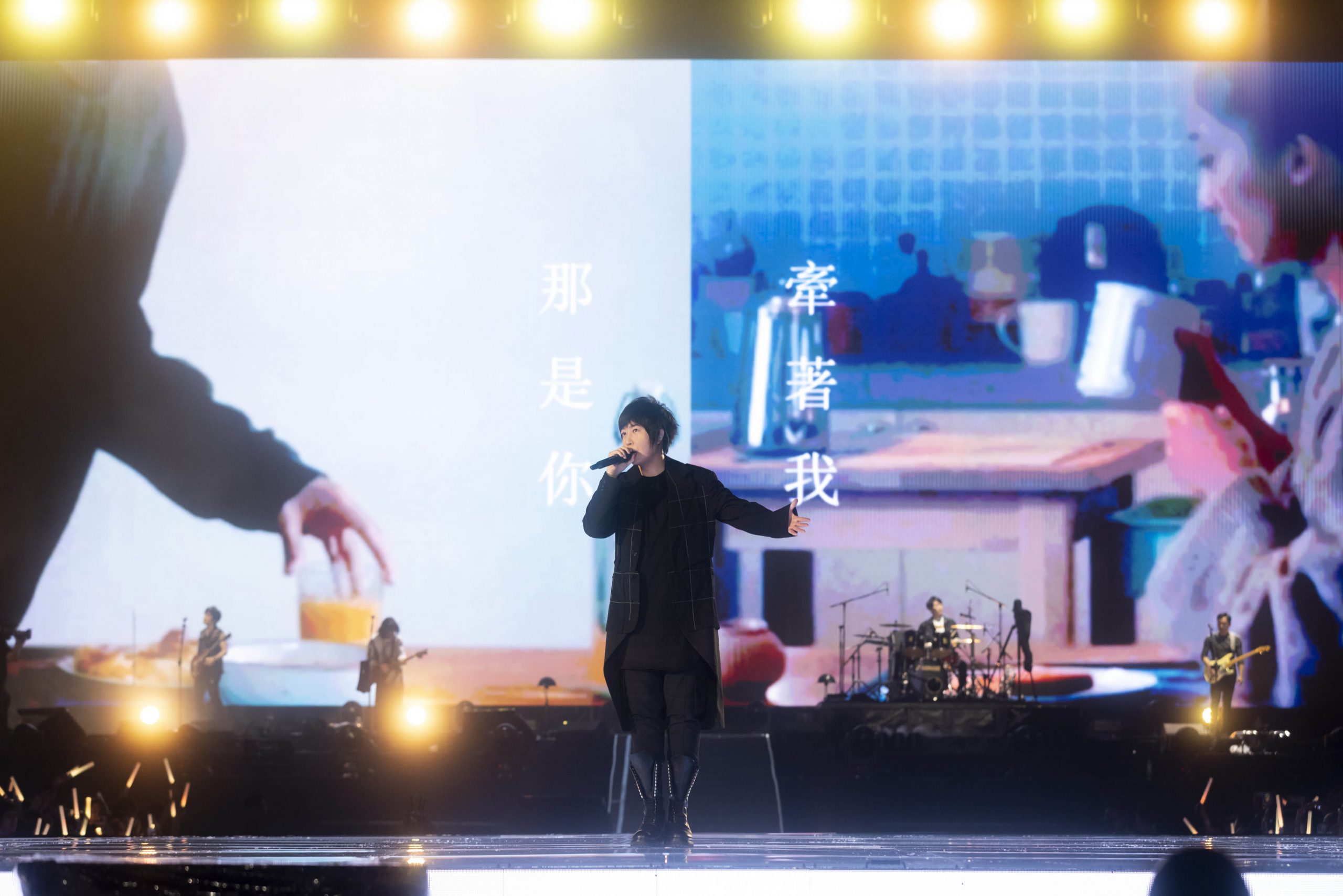 刘若英惊喜化身灯光师 五月天有雨同淋撑伞唱