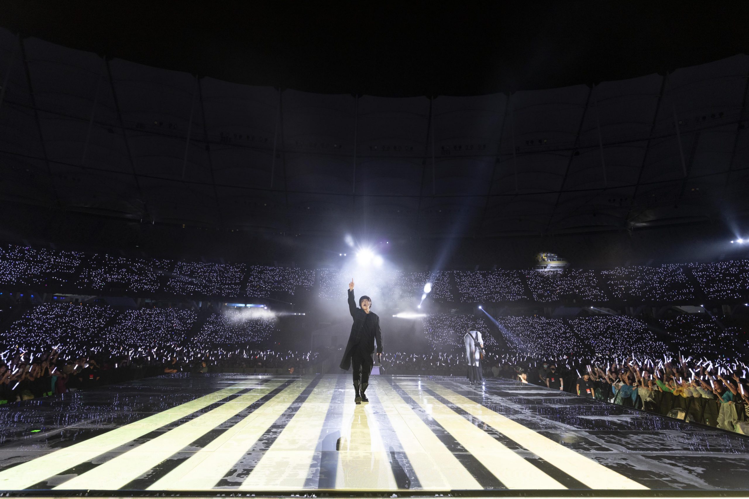 刘若英惊喜化身灯光师 五月天有雨同淋撑伞唱