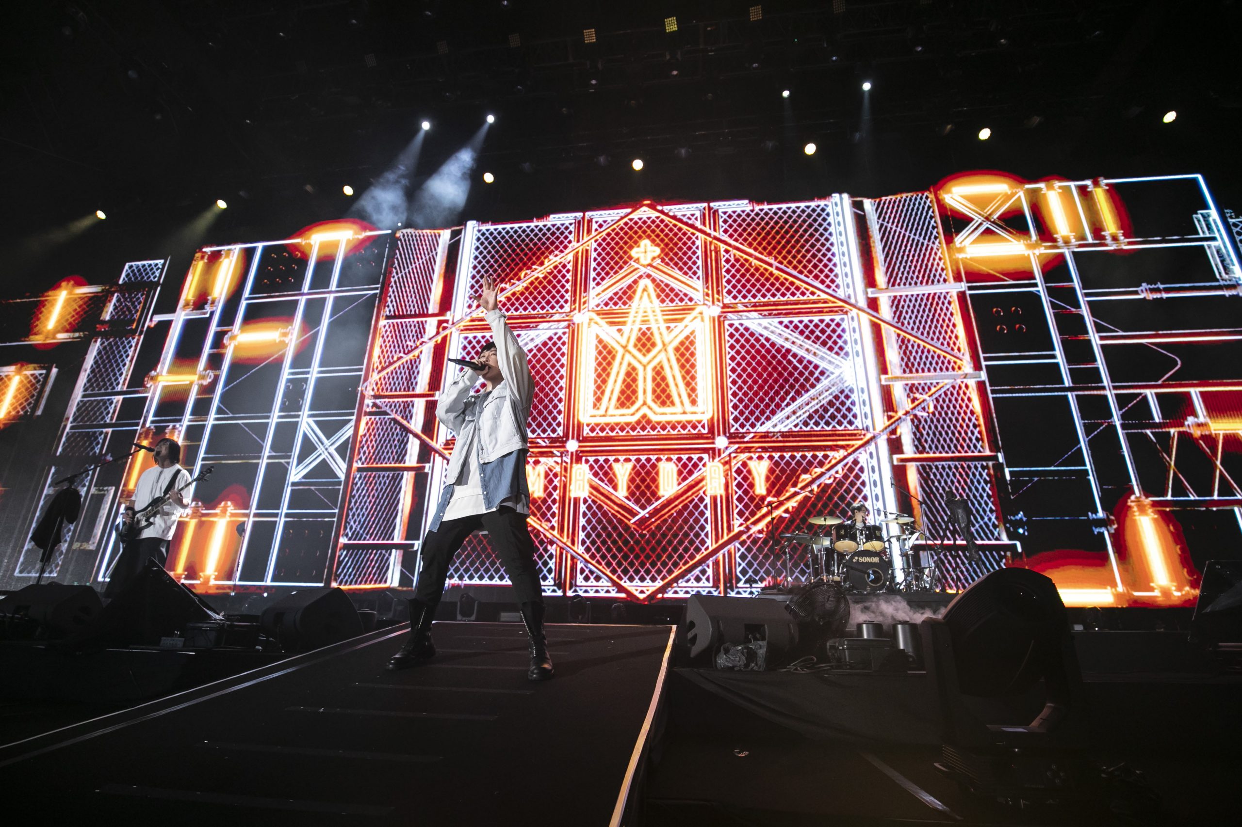 刘若英惊喜化身灯光师 五月天有雨同淋撑伞唱