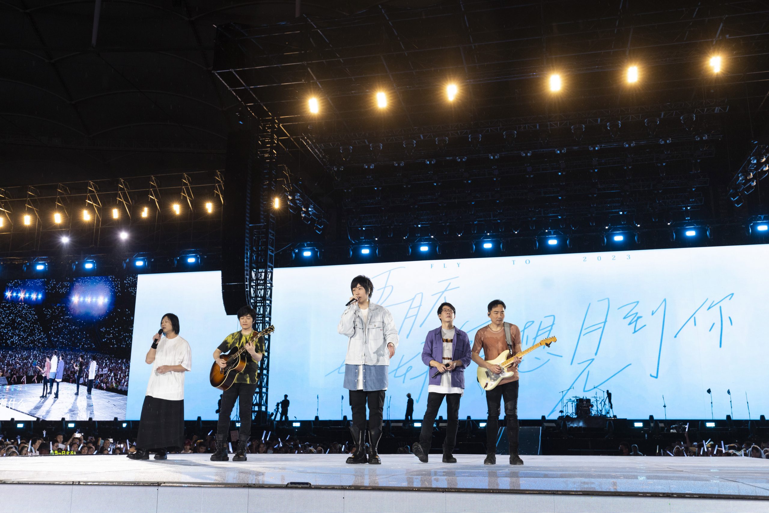 刘若英惊喜化身灯光师 五月天有雨同淋撑伞唱