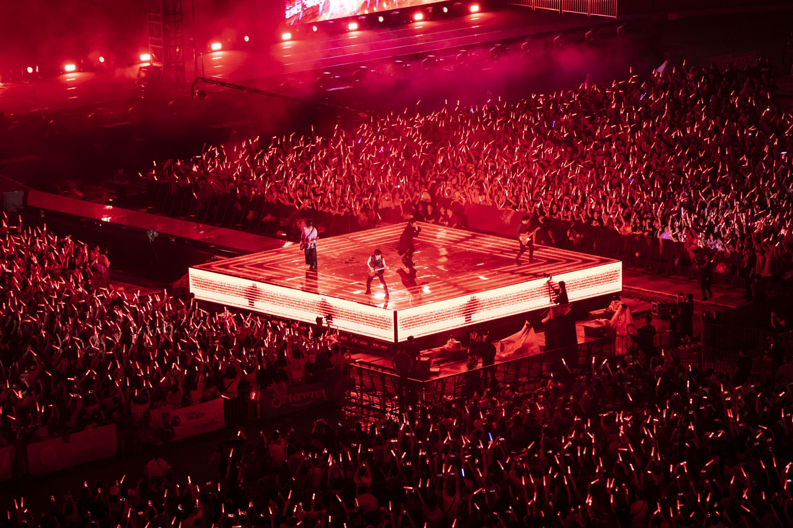 刘若英惊喜化身灯光师 五月天有雨同淋撑伞唱