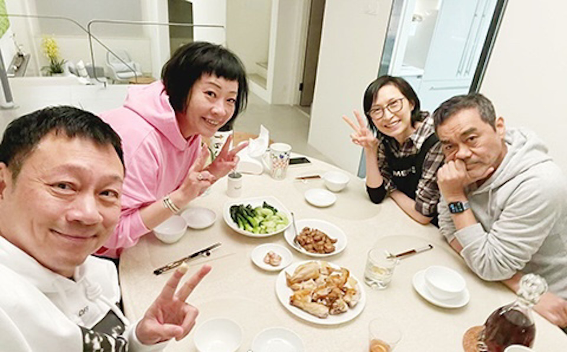 刘青云黎耀祥兄弟聚旧 55岁郭蔼明近照曝光