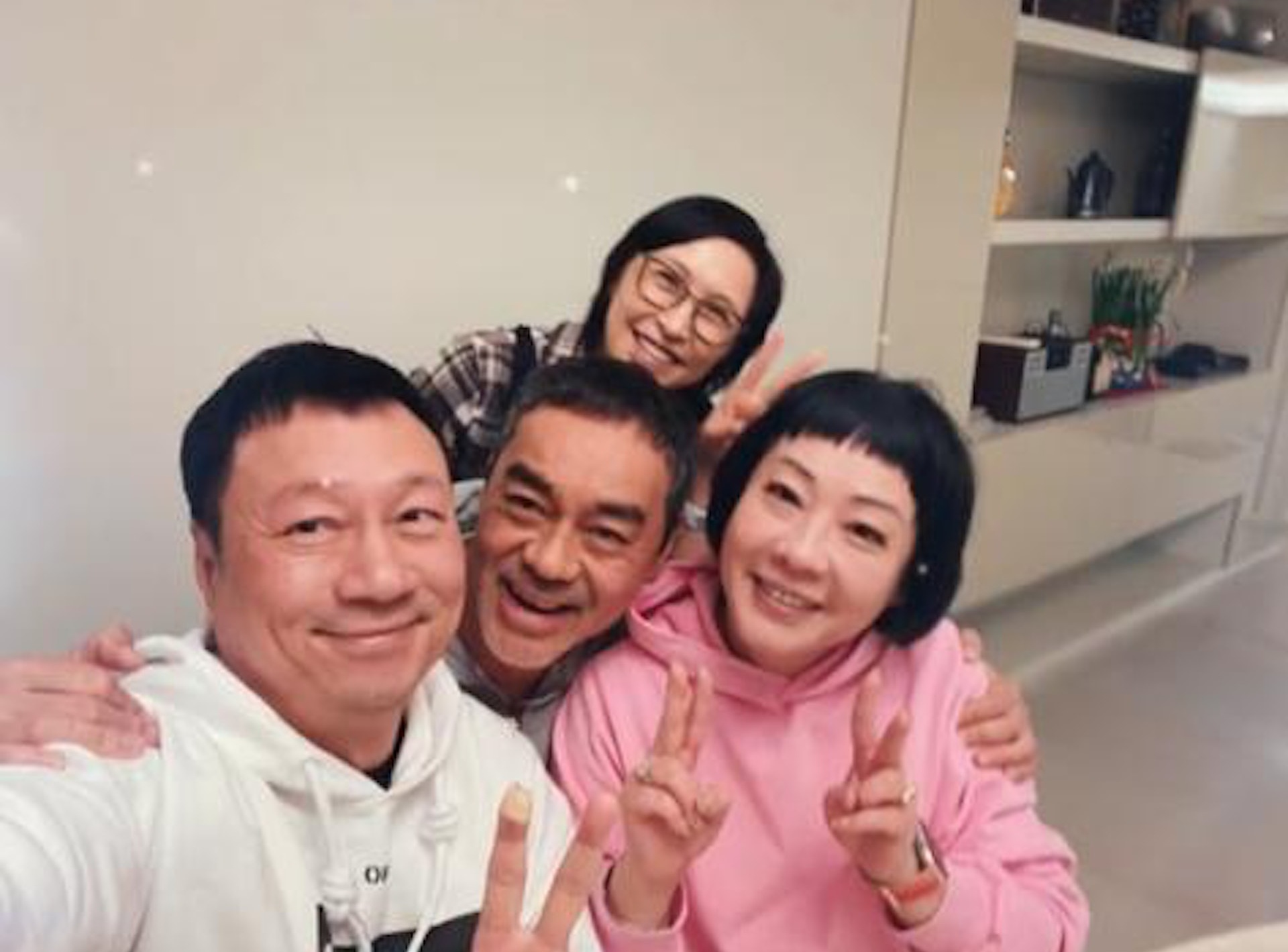 刘青云黎耀祥兄弟聚旧 55岁郭蔼明近照曝光