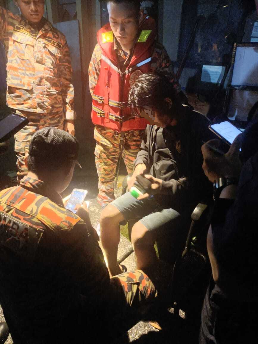 午后大雨 偕友人香蕉河戏水·青年被急流冲走