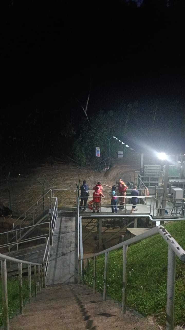 午后大雨 偕友人香蕉河戏水·青年被急流冲走