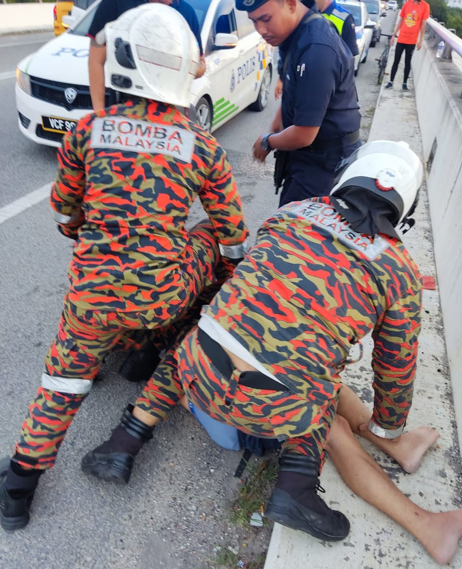 华裔男企图跳桥自杀