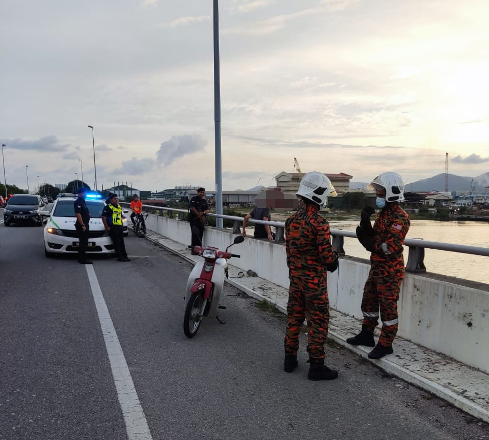 华裔男企图跳桥自杀